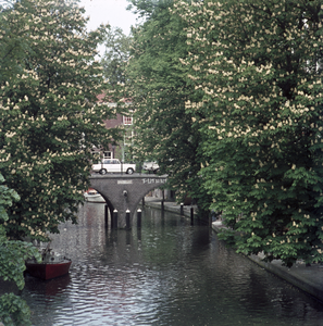 119397 Gezicht op de Oudegracht te Utrecht, met op de achtergrond de Gaardbrug, uit het zuiden.